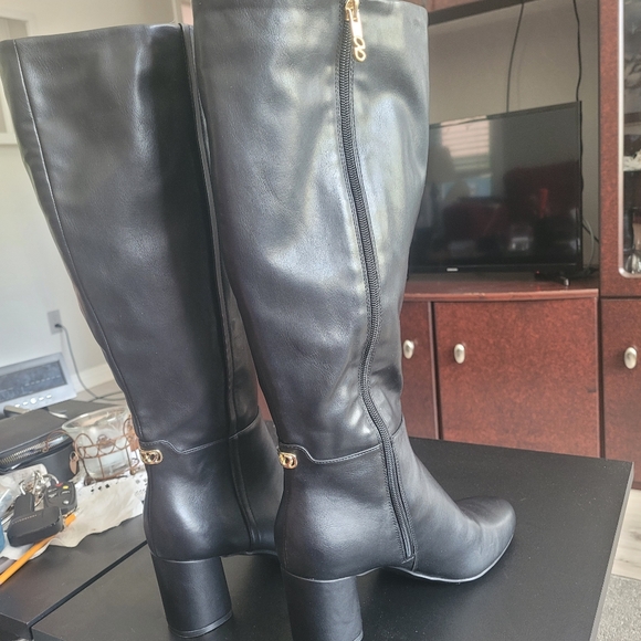 Elegant Black Knee-High Leather Boots - Picture 4 of 9